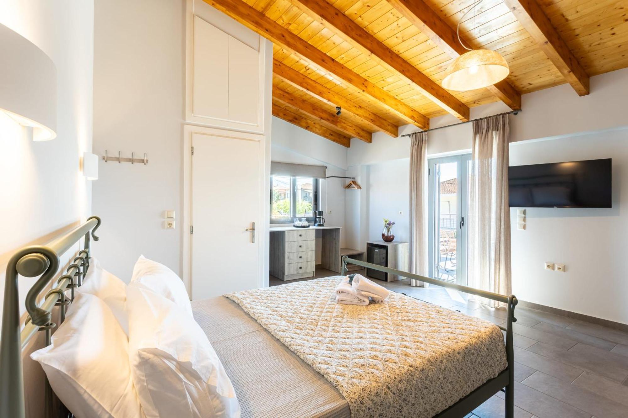 Petrino Serene Nests - Bright Getaways Kakovatos Bagian luar foto